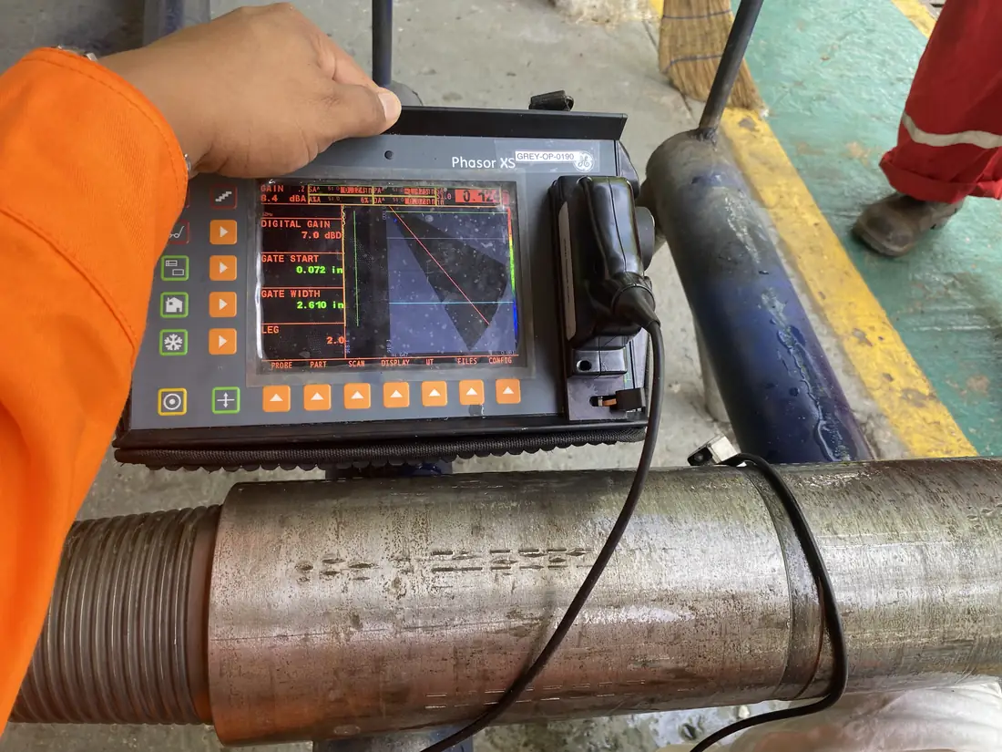 Equipo de arreglo de fases con su palpador sobre un tubo