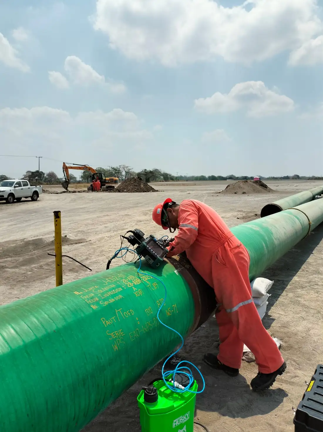 Técnico inspeccionando con arreglo de fases una soldadura de ducto en campo