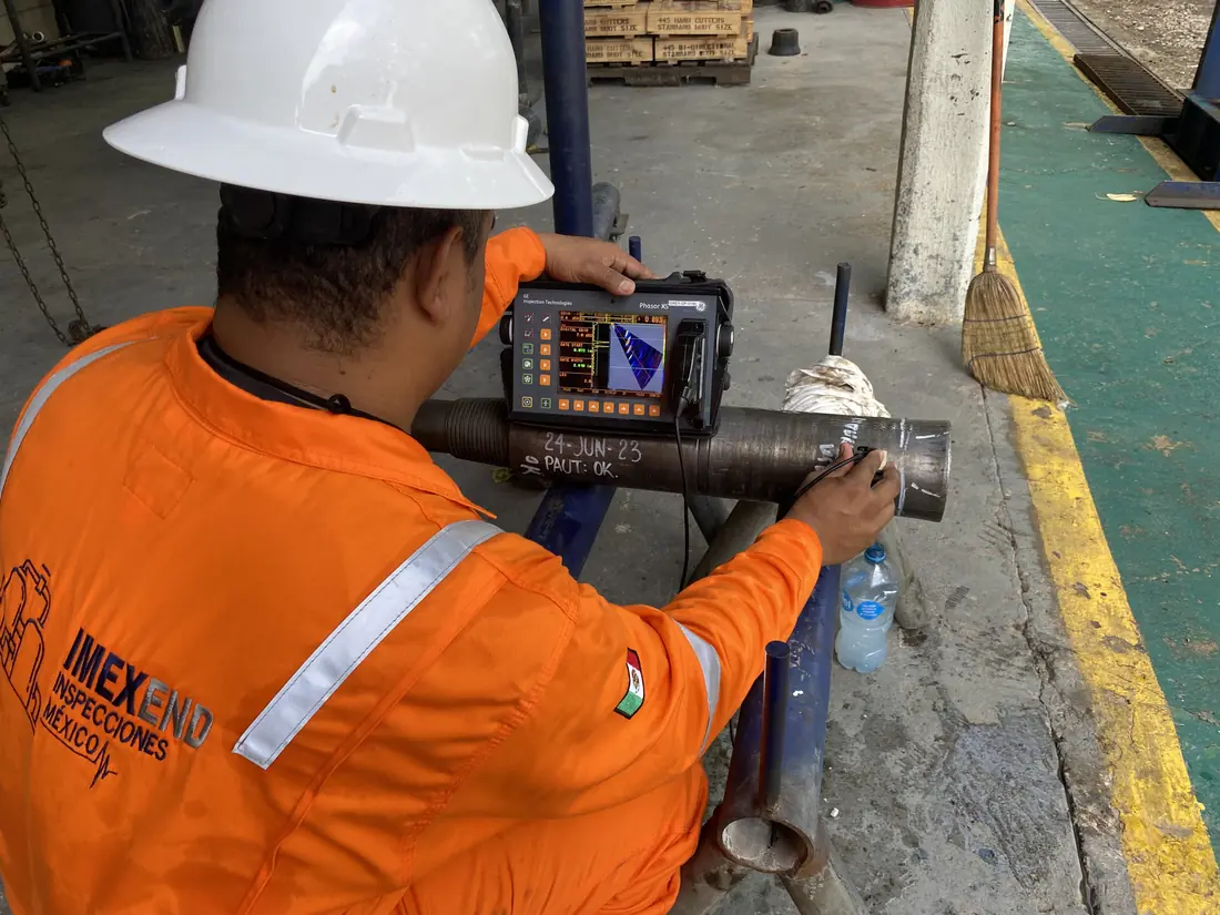 Técnico de IMEXEND inspeccionando una tubería con un equipo de arreglo de fases