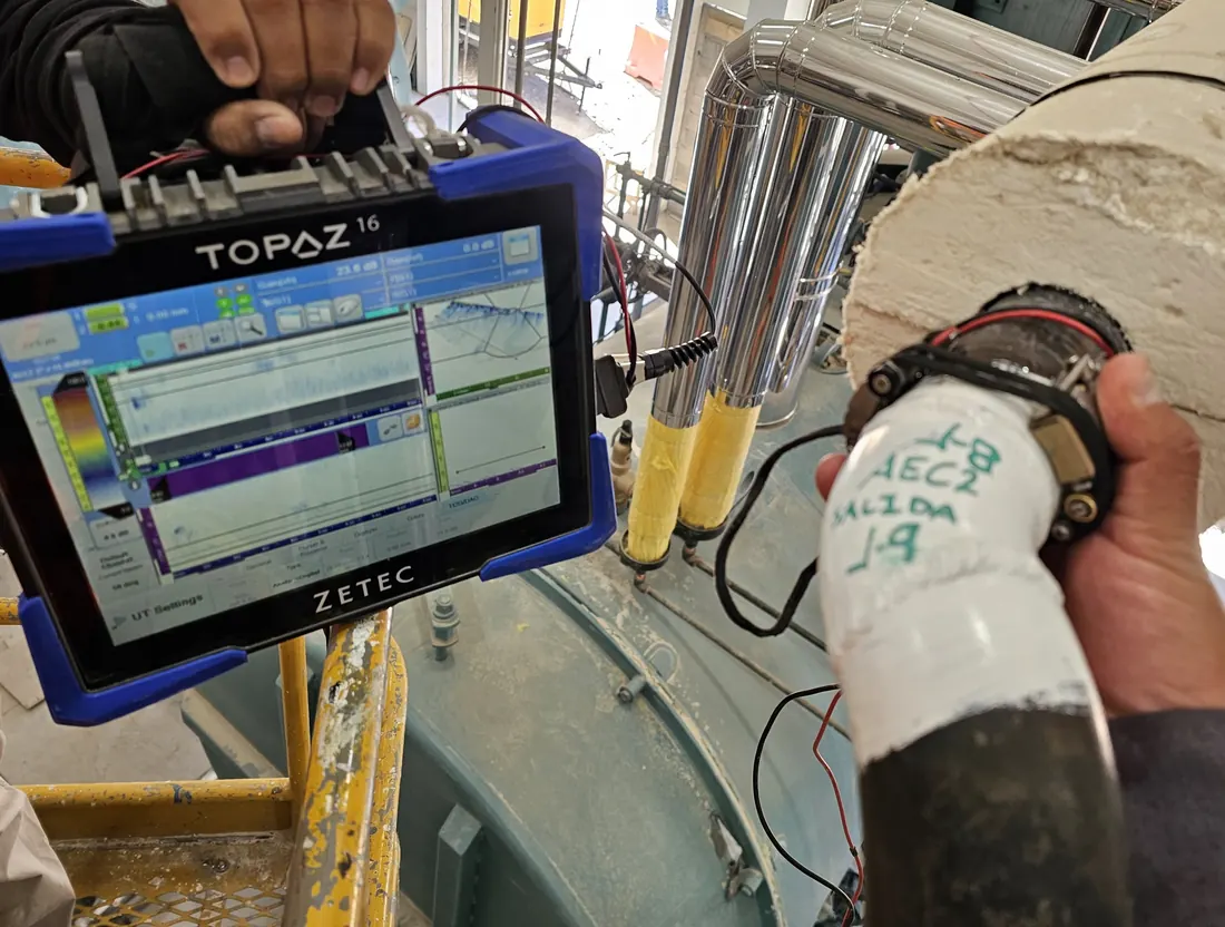 Equipo de arreglo de fases TOPAZ16 mostrando en pantalla el escaneo de una soldadura de tubería durante la inspección