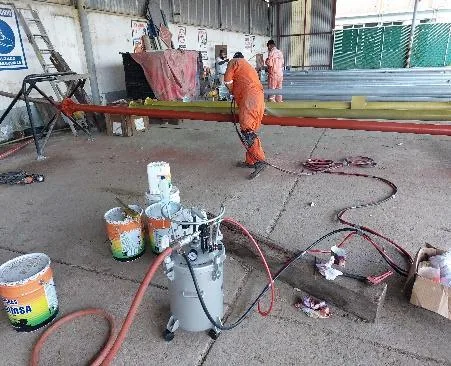 Aplicación de pintura industrial sobre tubería en taller