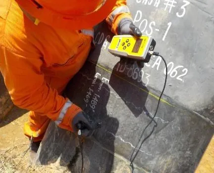 Técnico realizando una inspección por ultrasonido en una soldadura