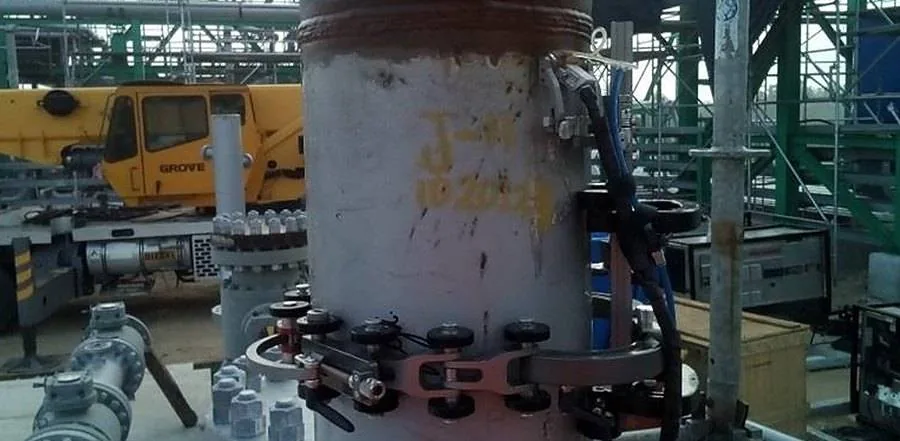 Escáner montado sobre una tubería vertical dentro de una planta