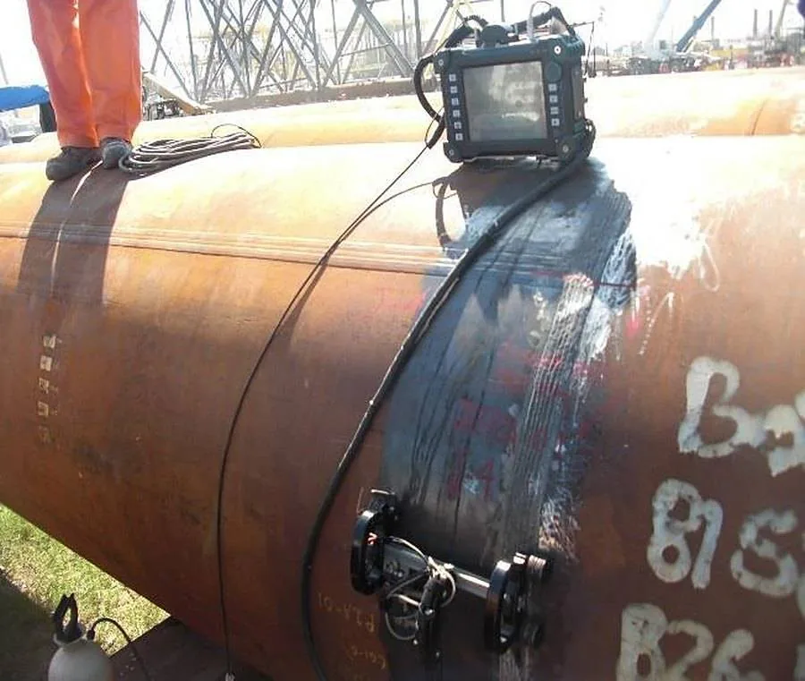 Inspección con escáner de ultrasonido sobre un tubo estructural de gran diámetro